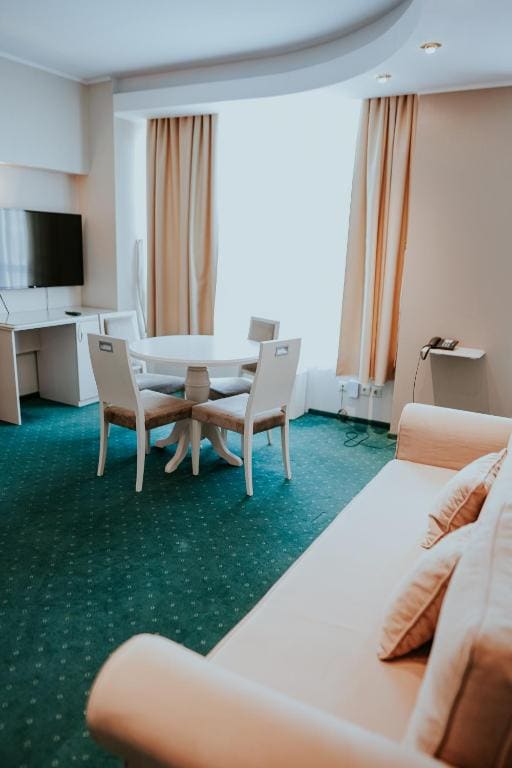Suite with Free Parking room - Image 2