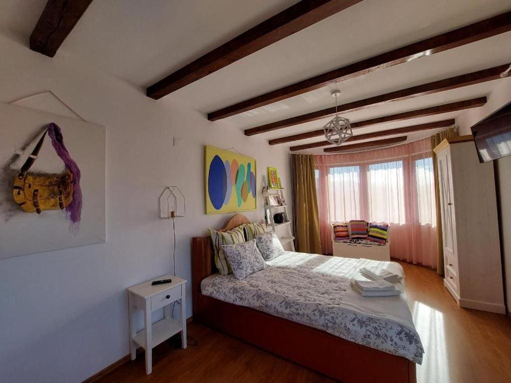 Seven-Bedroom House room - Image 2