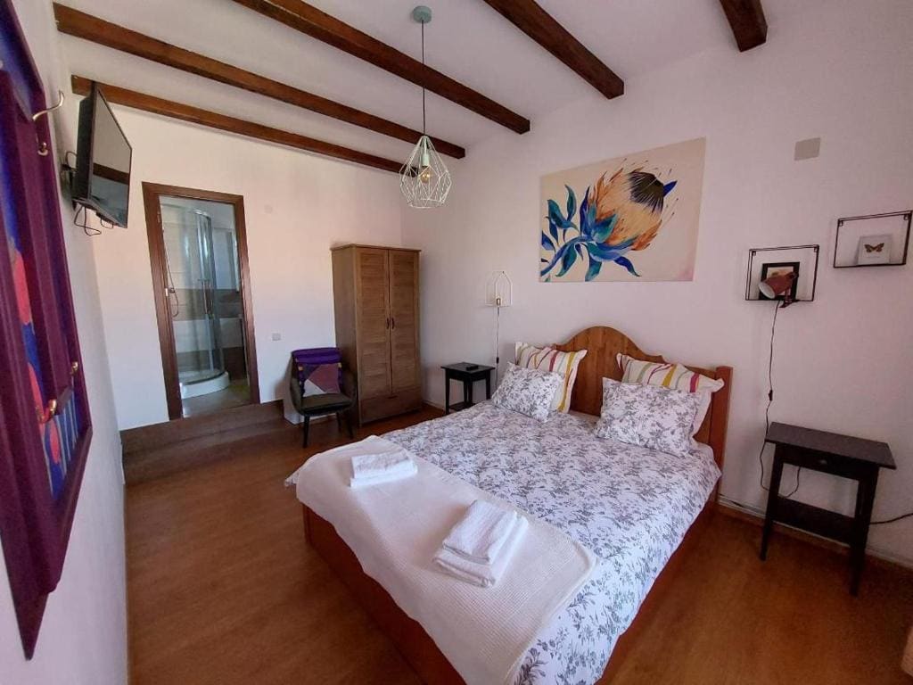 Seven-Bedroom House room - Image 1