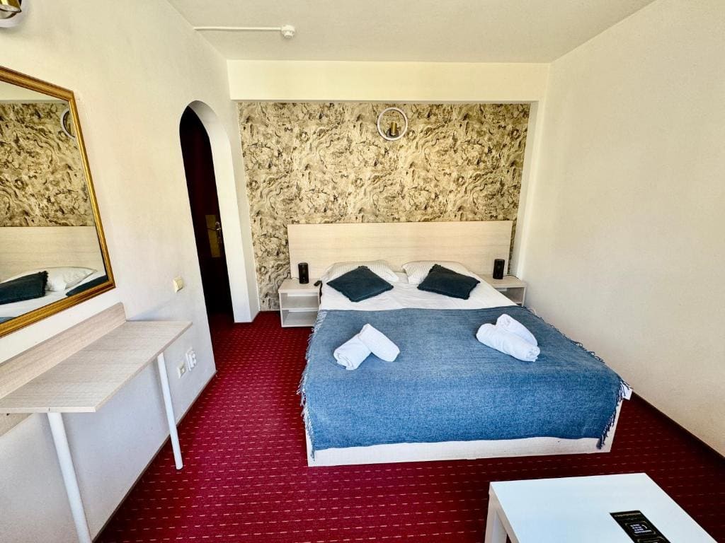 Deluxe Double Room with Balcony room - Image 3