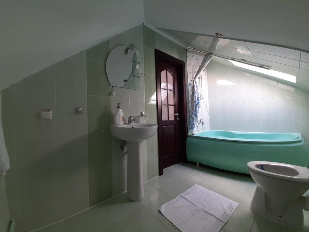 Family Room with Shared Bathroom room - Image 3