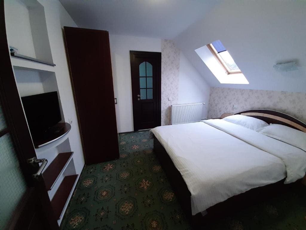 Family Room with Shared Bathroom room - Image 2