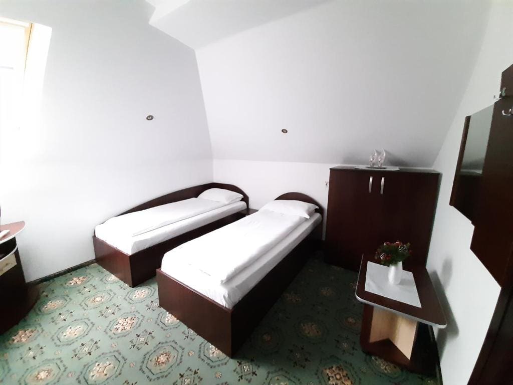 Family Room with Shared Bathroom room - Image 1