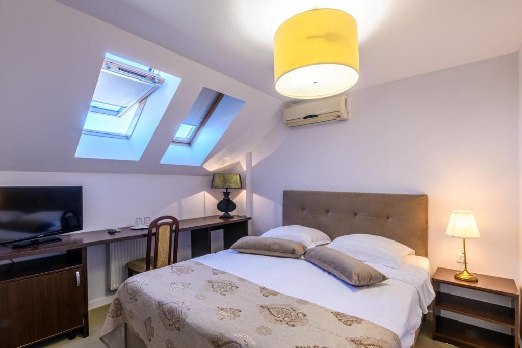 Twin Room with Private Bathroom room - Image 2
