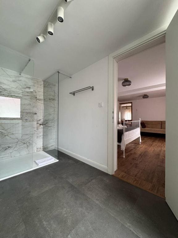 Double Room with Private Bathroom room - Image 2
