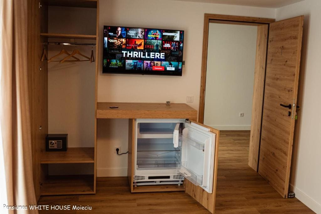 Deluxe Double Room with Balcony room - Image 3