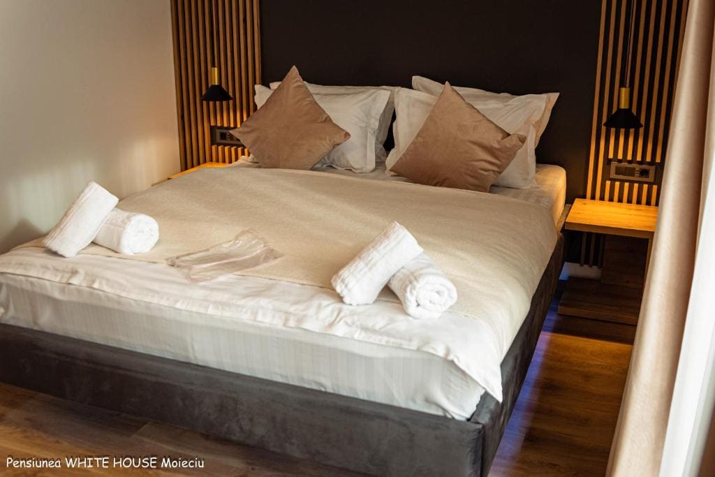 Deluxe Double Room with Balcony room - Image 2
