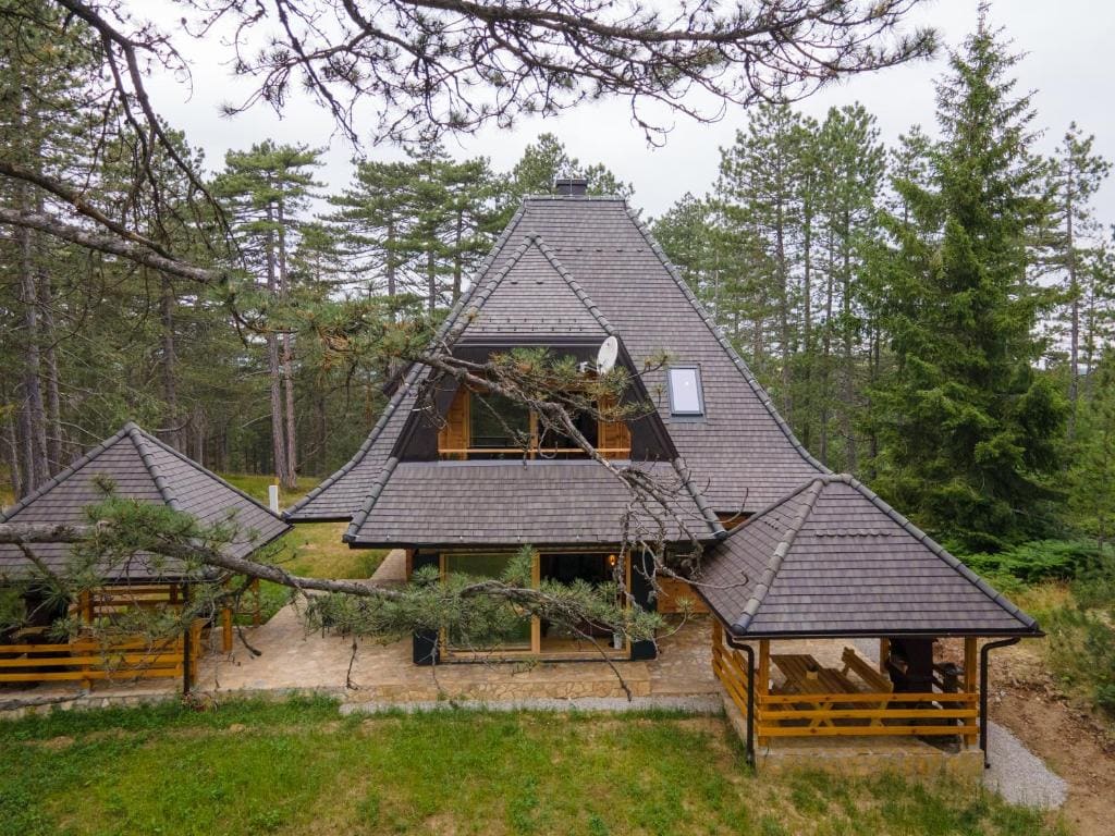 One-Bedroom Apartment with Garden room - Image 2