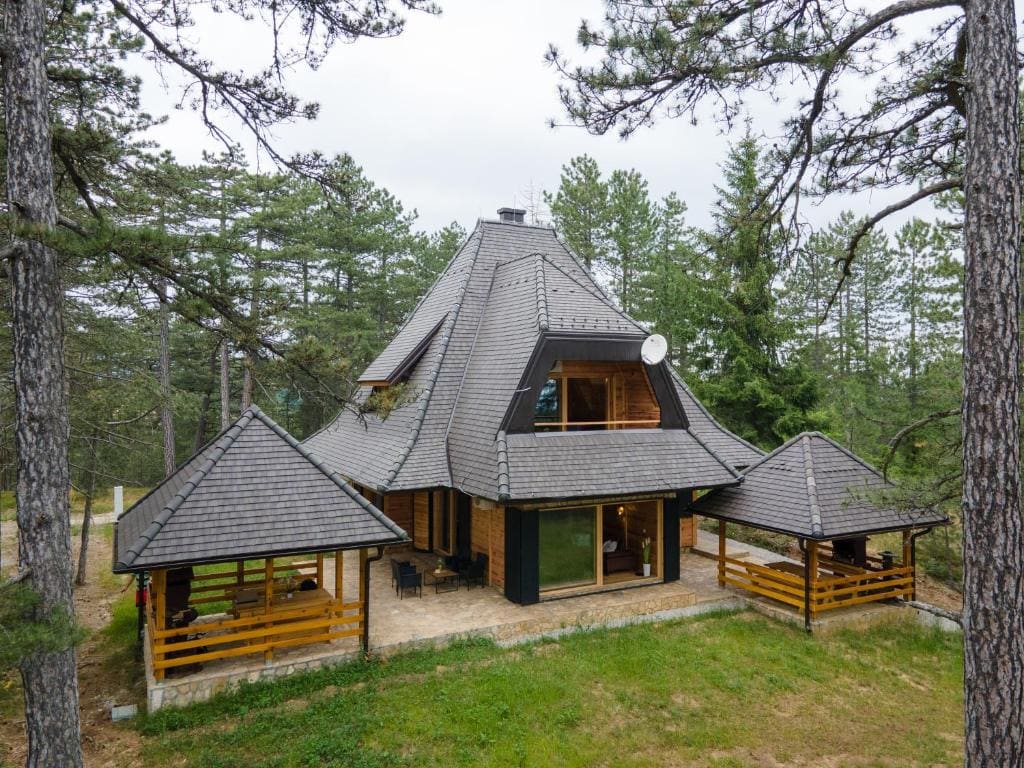 One-Bedroom Apartment with Garden room - Image 1