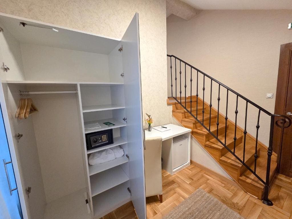 Double Room with Private Bathroom room - Image 2