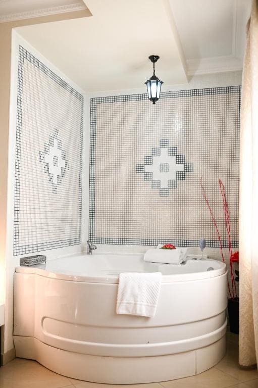 Junior Suite with Spa Bath room - Image 1