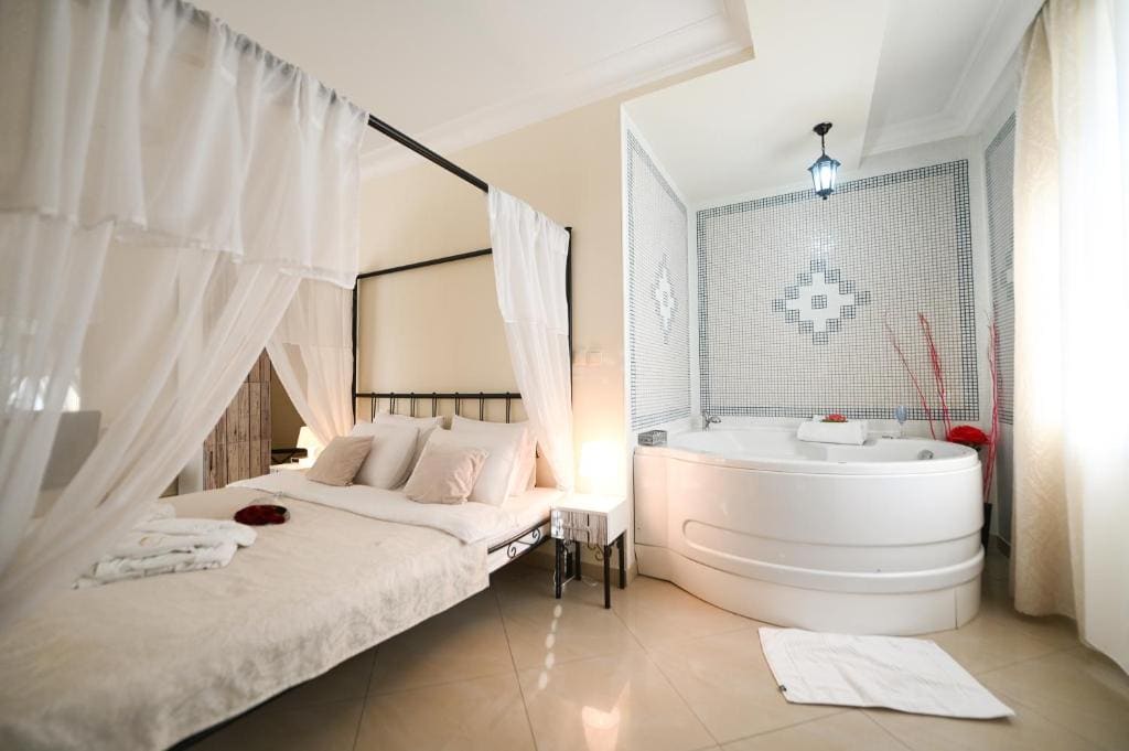 Junior Suite with Spa Bath room - Image 3