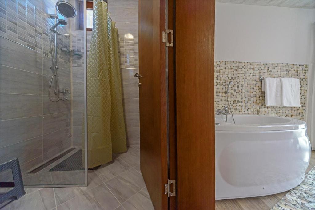 Deluxe Double Room with Bath room - Image 2