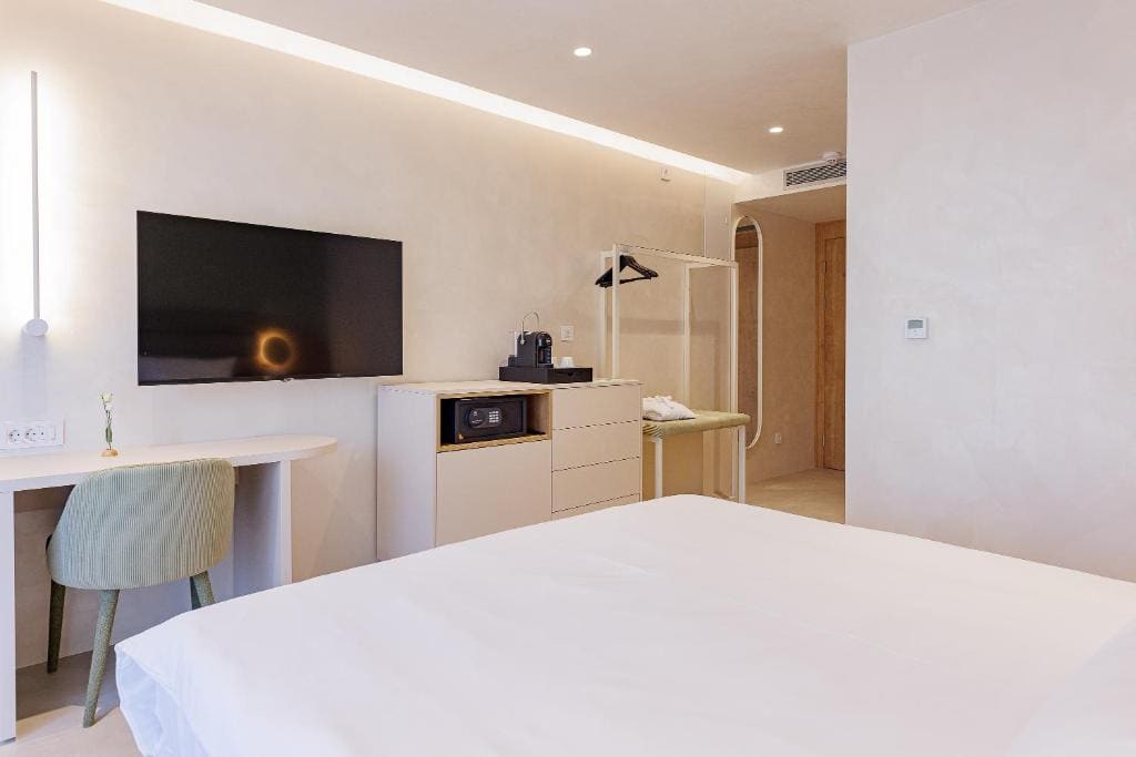 Deluxe Double Room With Complimentary Spa Access room - Image 1