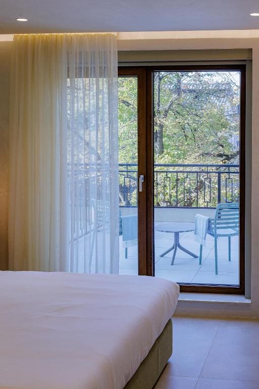 Deluxe Double Room with Balcony room - Image 3