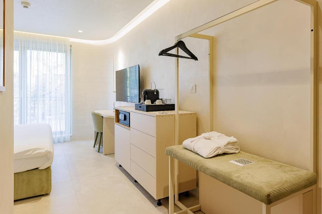 Deluxe Double Room with Balcony and Complimentary Spa Access room - Image 3