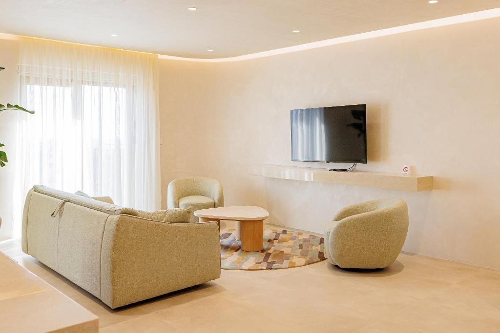 One-Bedroom Apartment with View room - Image 1