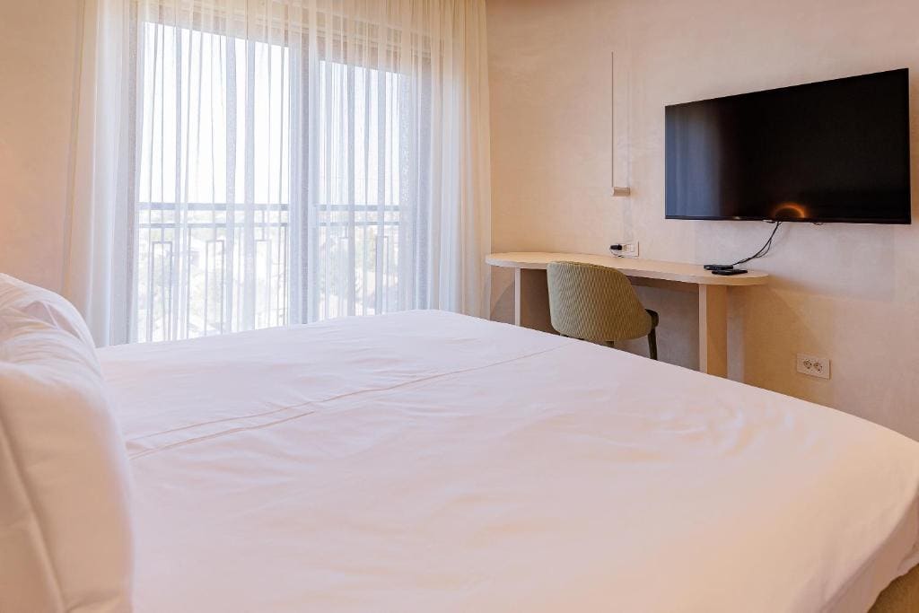 One-Bedroom Deluxe Apartment room - Image 2