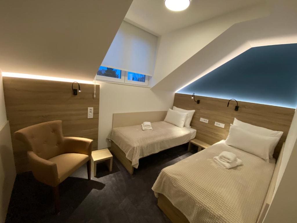 Twin Room with Bathroom room - Image 3