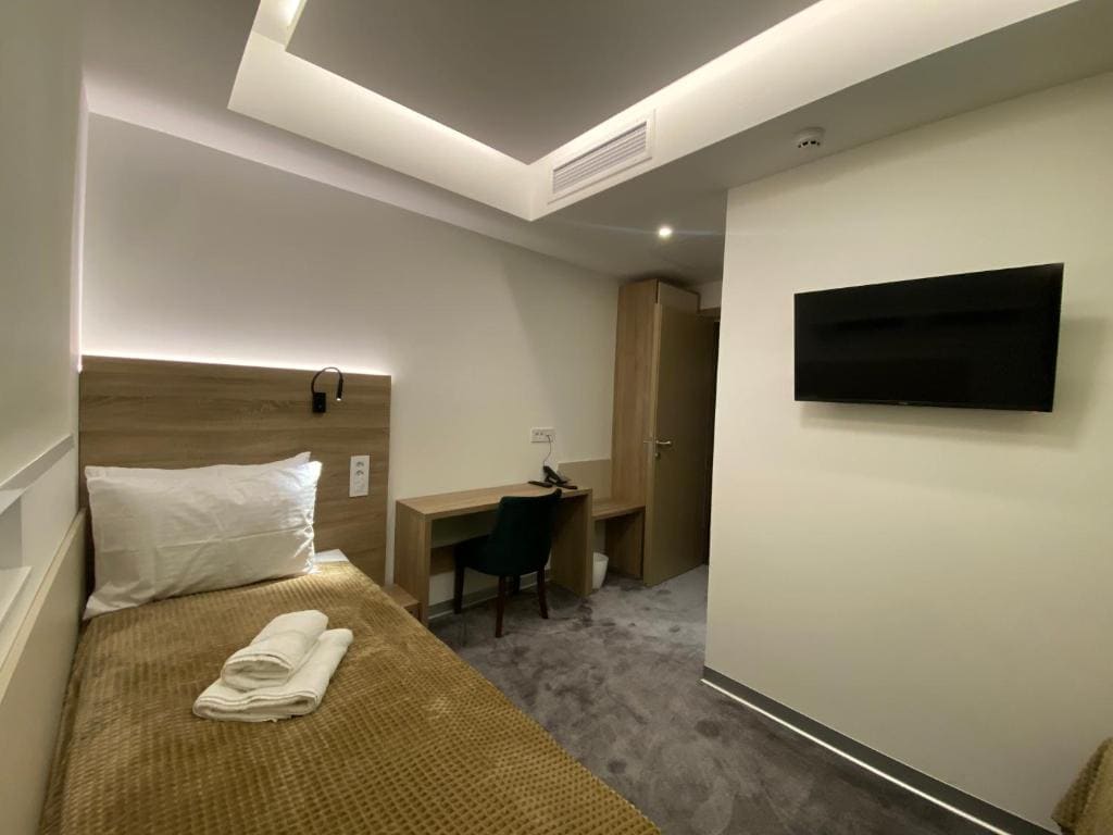 Twin Room with Bathroom room - Image 2