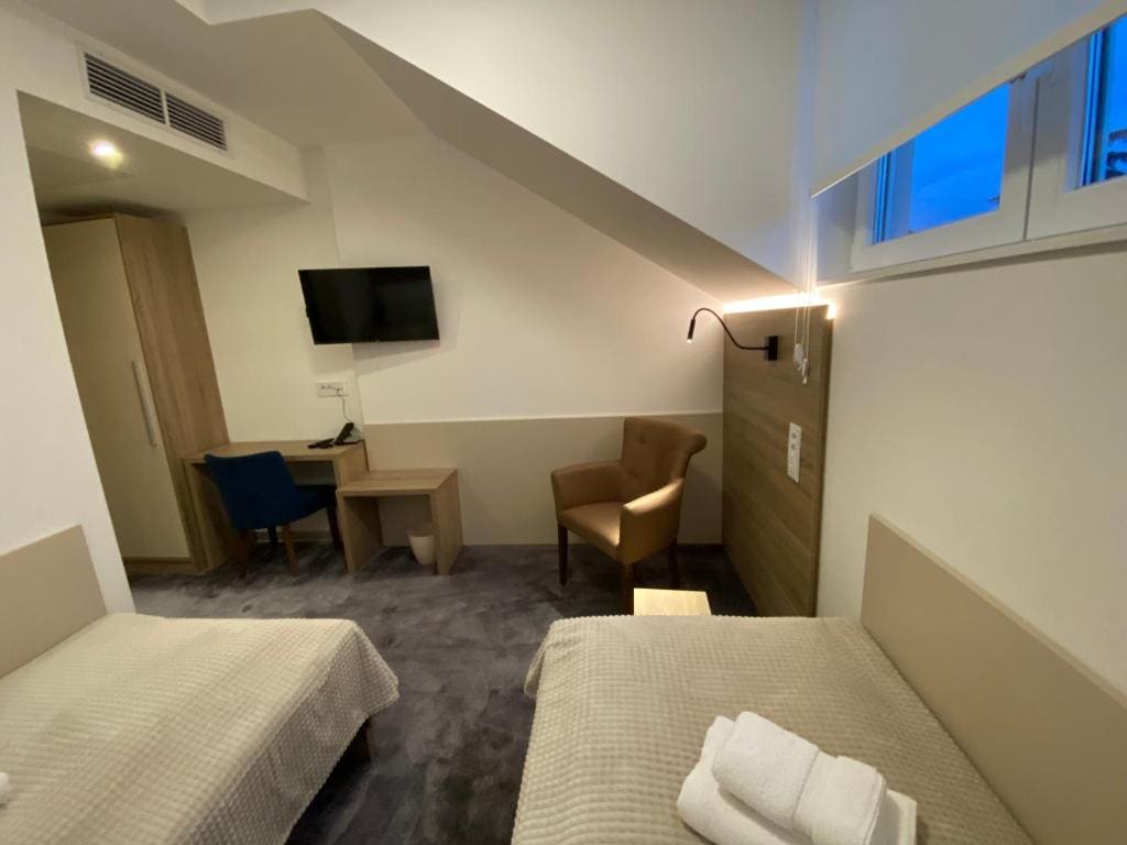 Twin Room with Bathroom room - Image 1