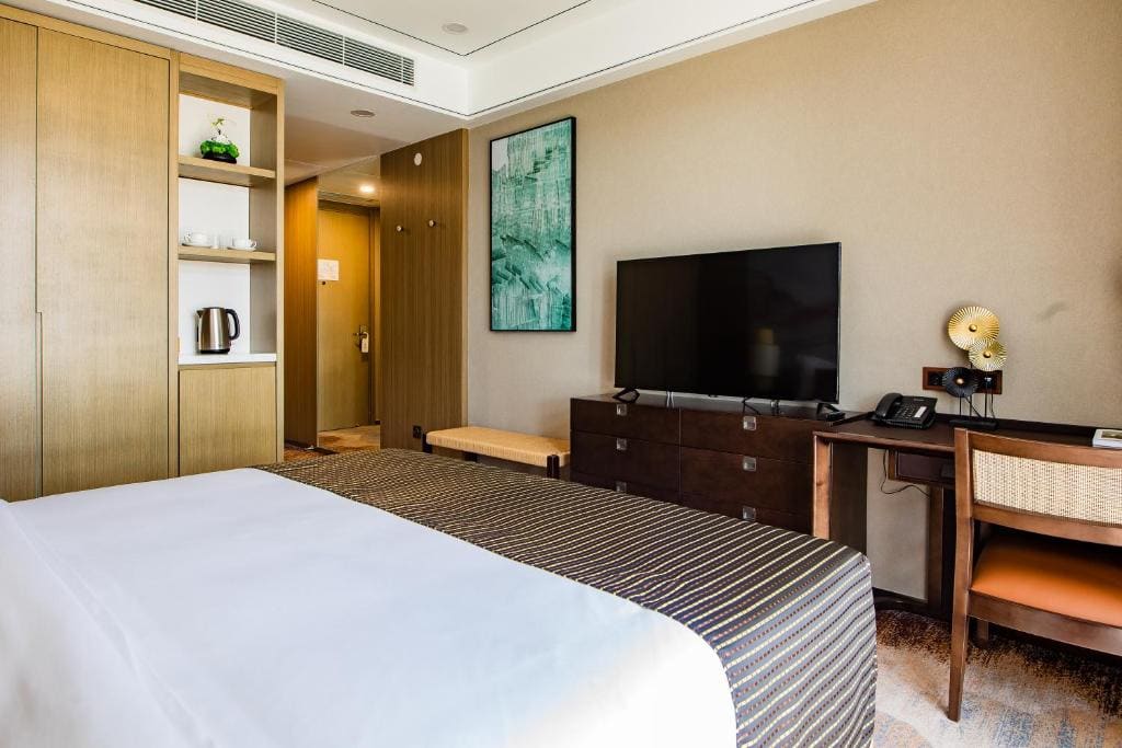 Standard King Room with Free Parking room - Image 3
