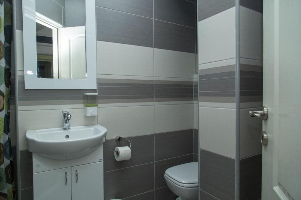 One-Bedroom Apartment room - Image 1