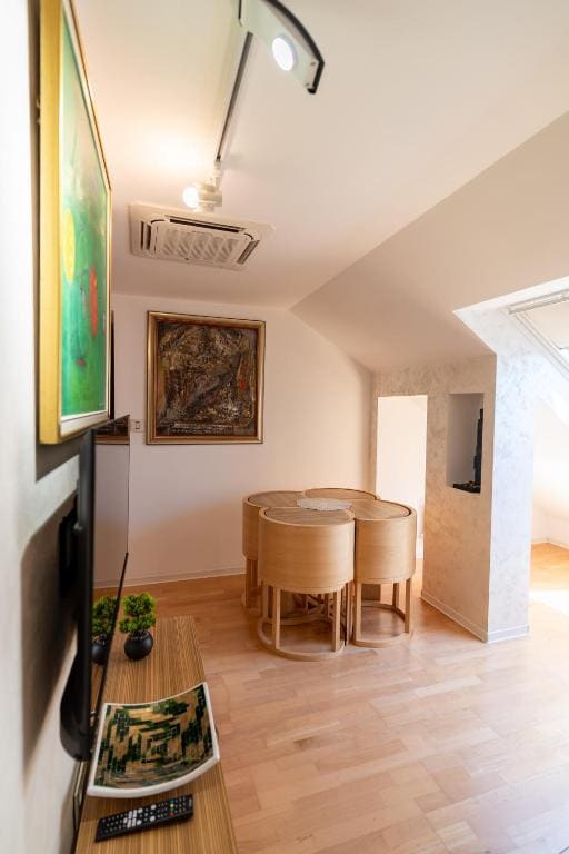 One-bedroom Loft Apartment room - Image 1