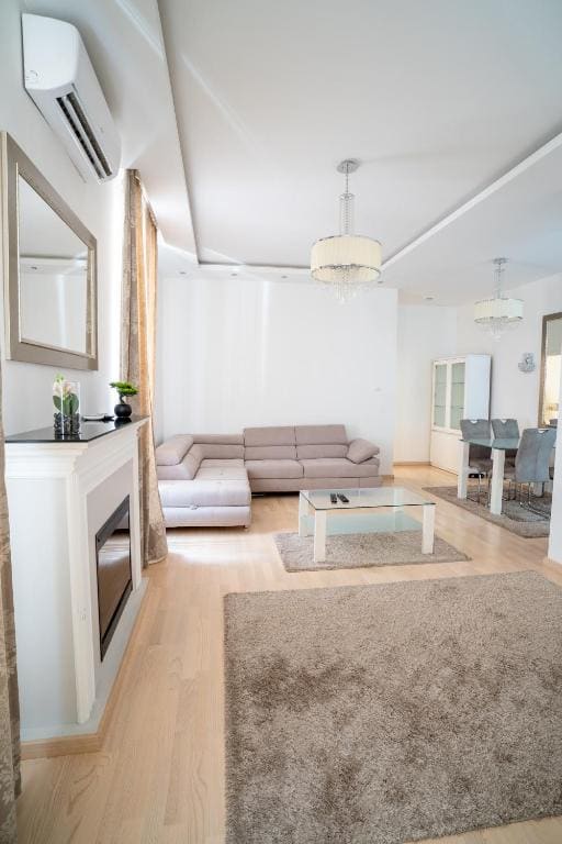 Deluxe One-Bedroom Apartment room - Image 1