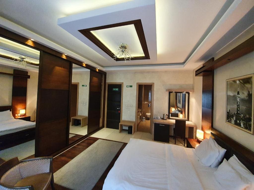 Deluxe Double Room with Bath room - Image 3
