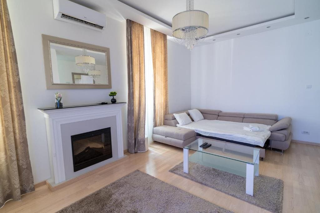 Deluxe One-Bedroom Apartment room - Image 3