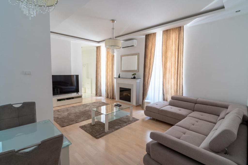 Deluxe One-Bedroom Apartment room - Image 2