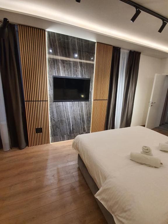Deluxe Double Room with Jacuzzi room - Image 3
