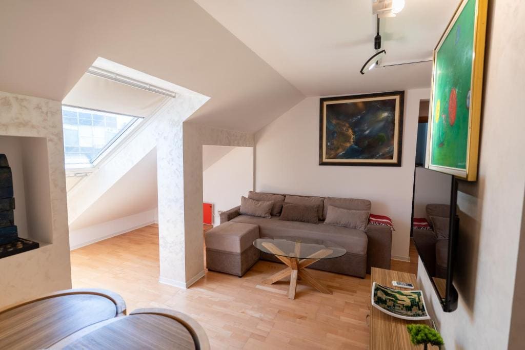 One-bedroom Loft Apartment room - Image 2