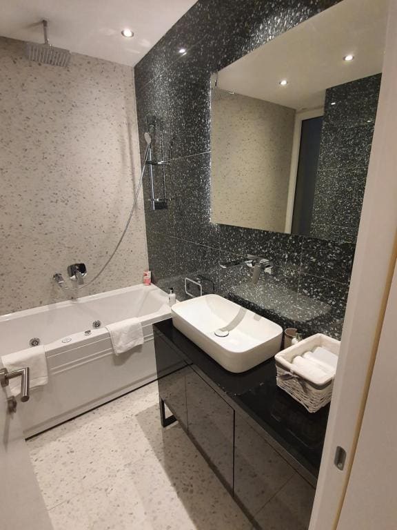 Deluxe Double Room with Bath room - Image 2