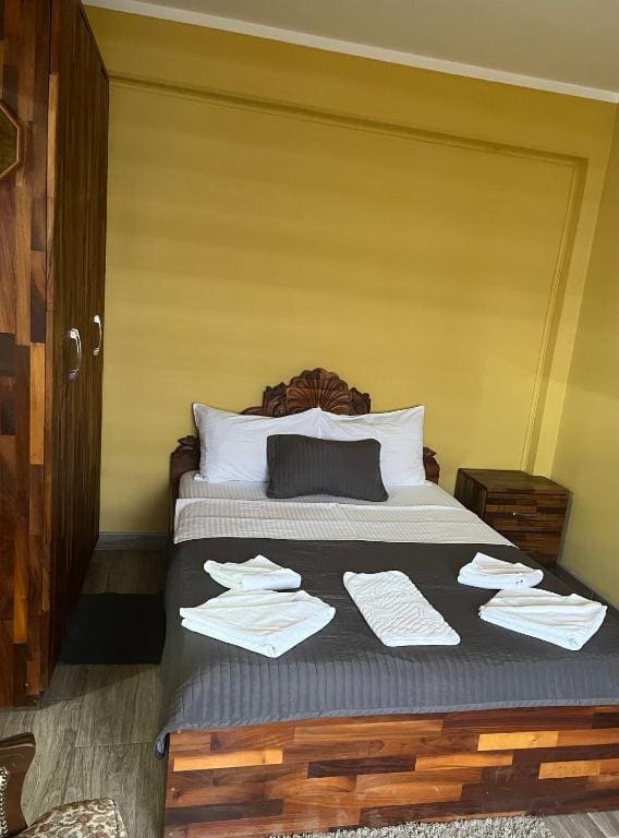 One-Bedroom Apartment room - Image 1