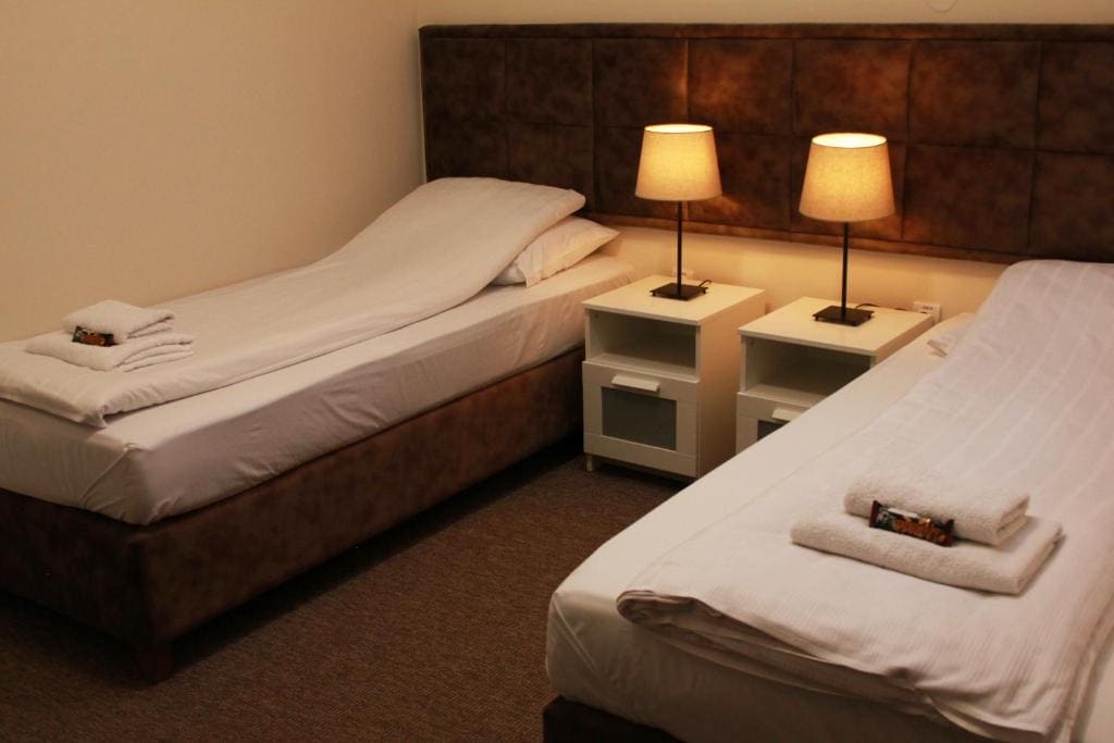 Twin Room with Bathroom room - Image 2