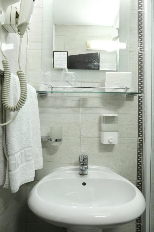 One-Bedroom Apartment with Free Parking room - Image 3