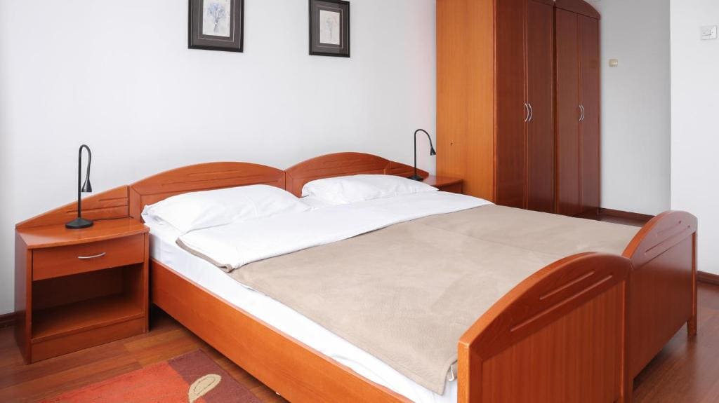 One-Bedroom Apartment with Free Parking room - Image 2