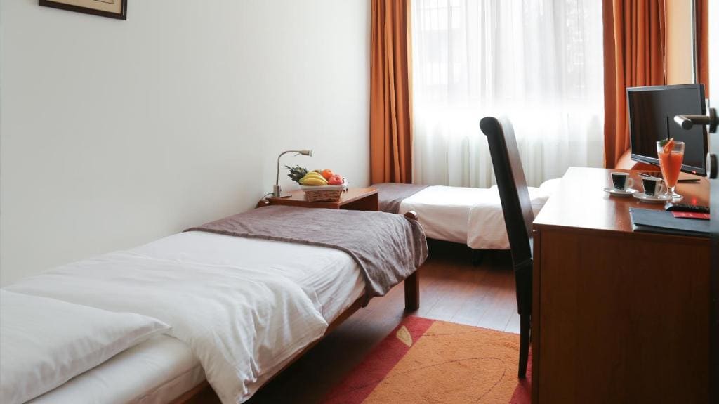 Double Room with Free Parking room - Image 2