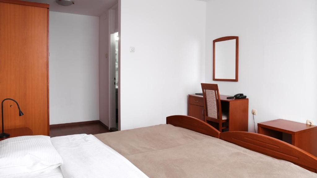 One-Bedroom Apartment with Free Parking room - Image 1