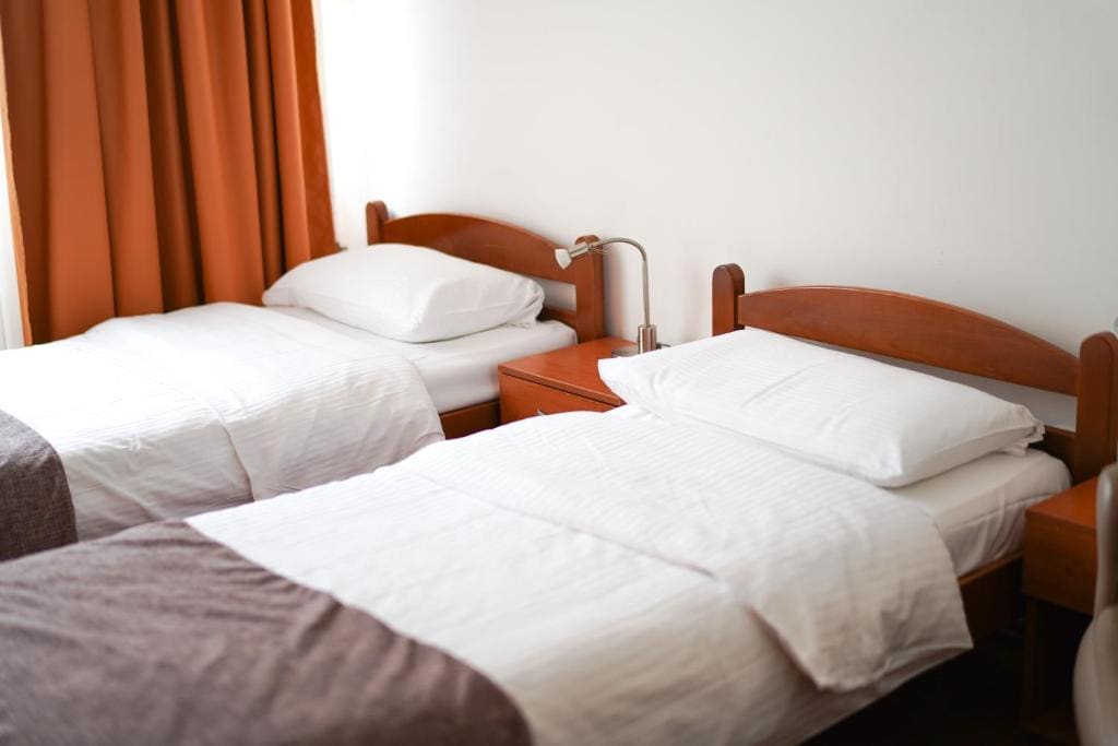 Twin Room with Free Parking room - Image 3
