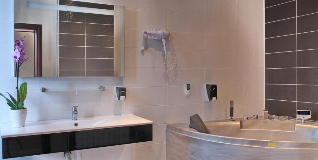Special Offer - Suite with Jacuzzi room - Image 1