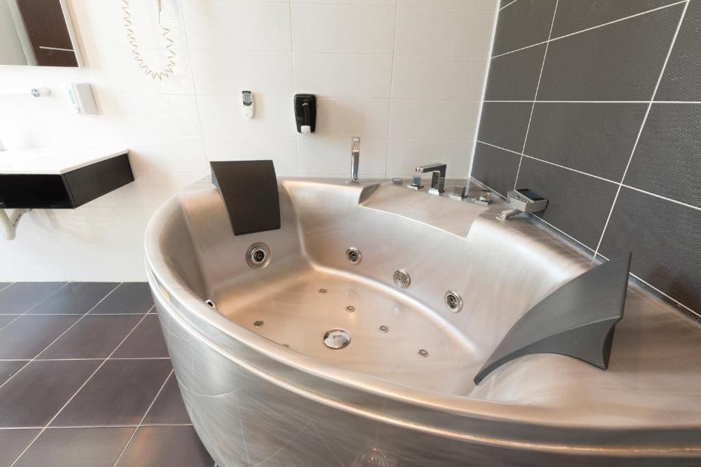 Special Offer - Suite with Jacuzzi room - Image 3