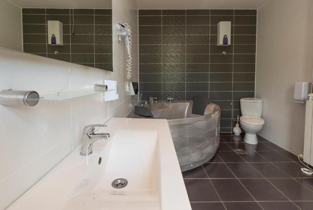 Special Offer - Suite with Jacuzzi room - Image 2