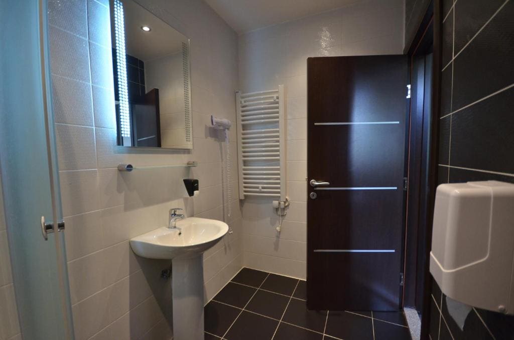 Standard Double or Twin Room room - Image 3