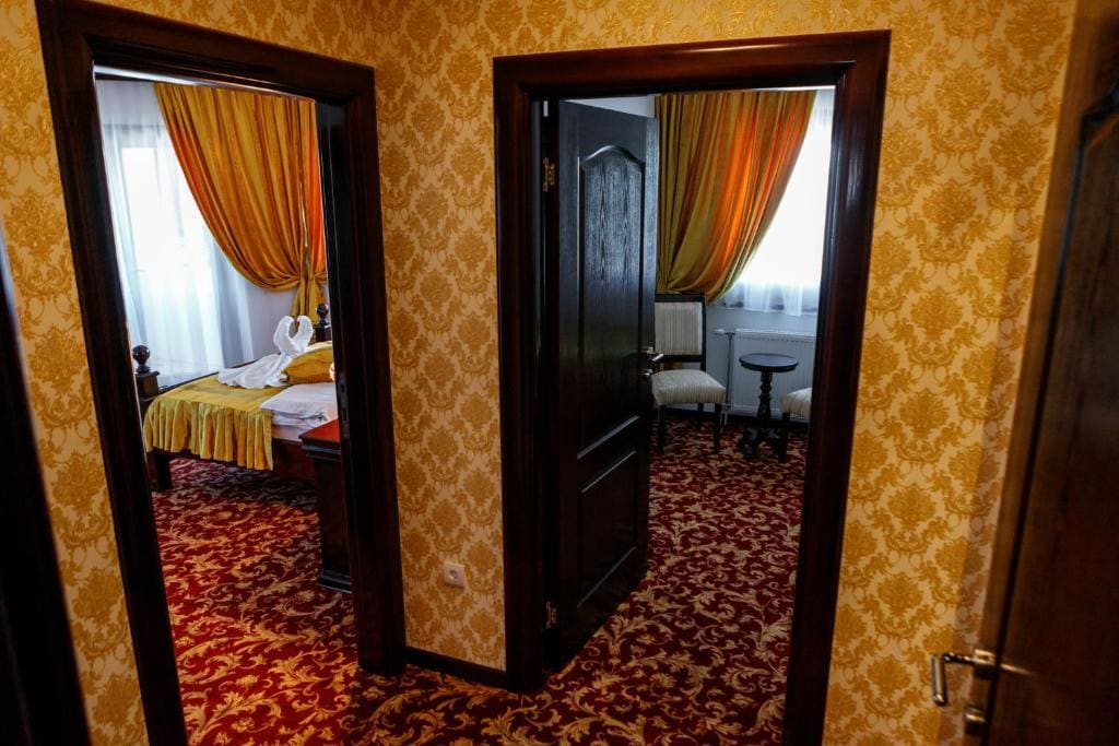 Deluxe Family Room room - Image 3