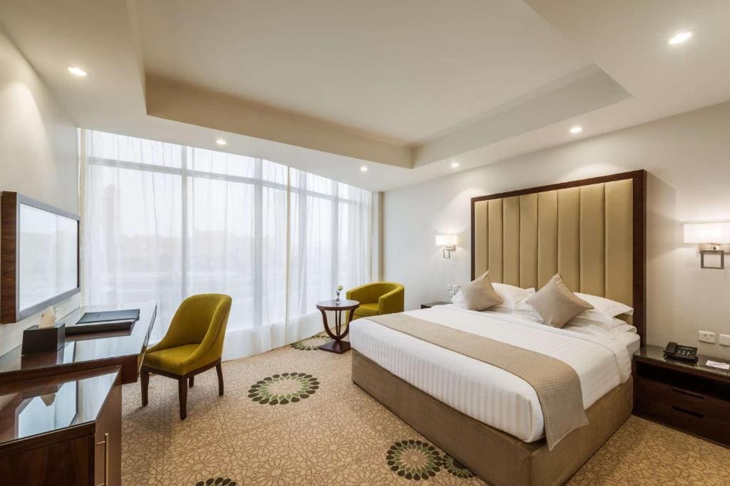 Royal King Suite with City View room - Image 2