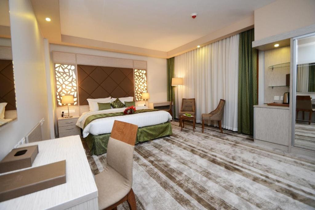 Executive Suite with Partial Haram View room - Image 3