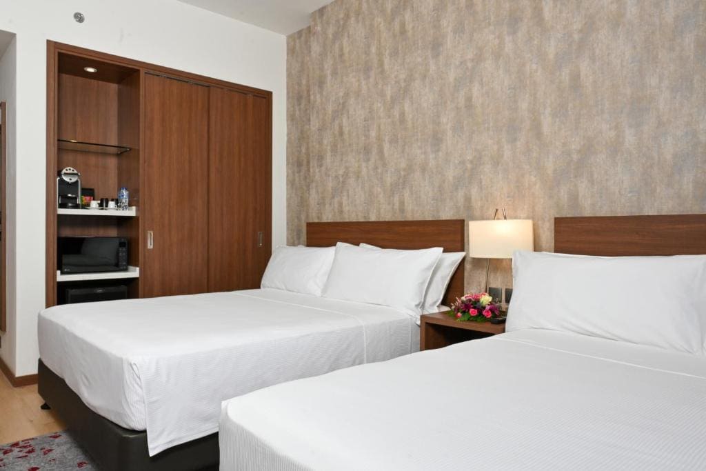 Queen Room with Two Queen Beds - Non-Smoking room - Image 2